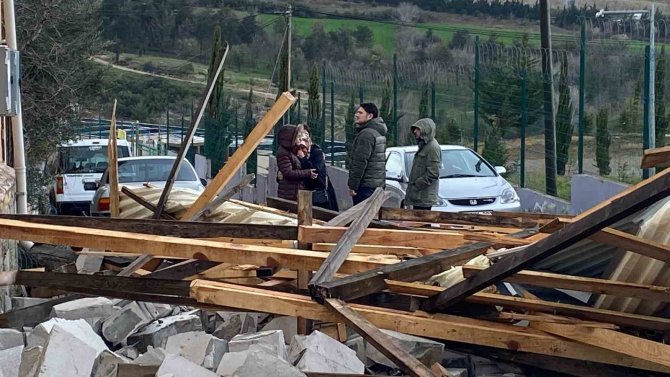 Borç Alarak Yaptırdığı Çatısı Uçtu, Dakikalarca Gözyaşı Döktü
