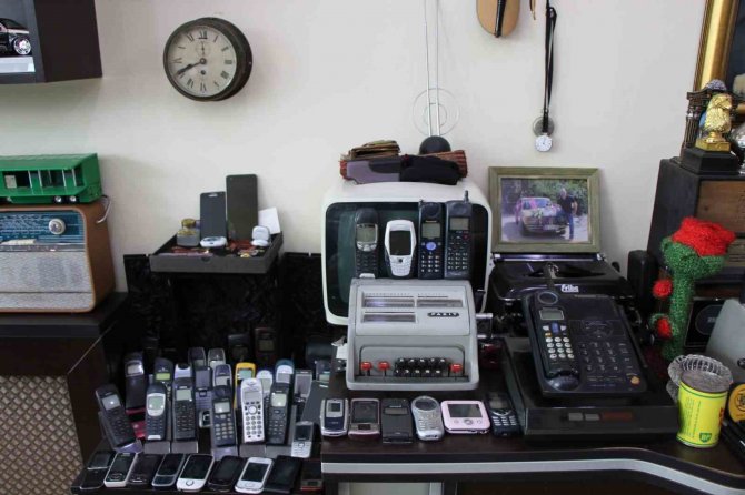 Hatıralara Yolculuk Yaptıran Klasik Model Araba Ve Telefon Koleksiyonu