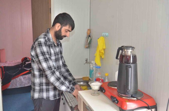 Depremzede Baba, Kızının Mezarının Yanındaki Konteynerde Yaşamını Sürdürüyor