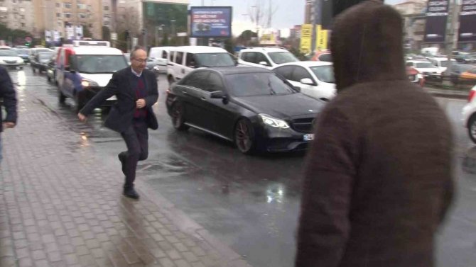 İ̇stanbul Anadolu Yakasında Sağanak Yağış Etkili Oluyor