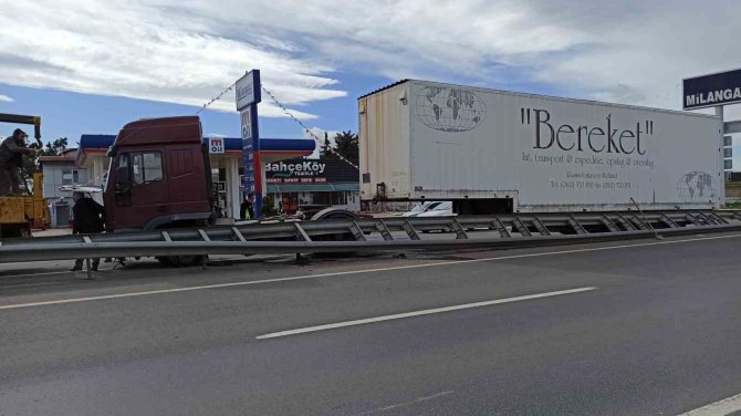Lastiği Patlayan Tır Bariyerlere Daldı