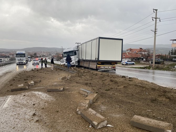 Yağışlı Hava Zincirleme Kazaya Neden Oldu: 4 Yaralı