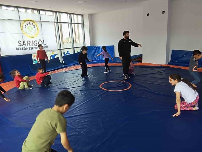 Sarıgöl’de Cimnastik Kursuna Yoğun İlgi