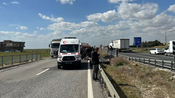 Sürücüsünün Direksiyon Hakimiyetini Kaybettiği Araç Bariyerlere Saplandı: 4 Yaralı