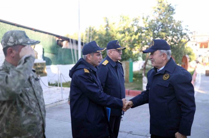 Bakan Akar, Arsuz’da Depremzedelerin Taleplerini Dinledi
