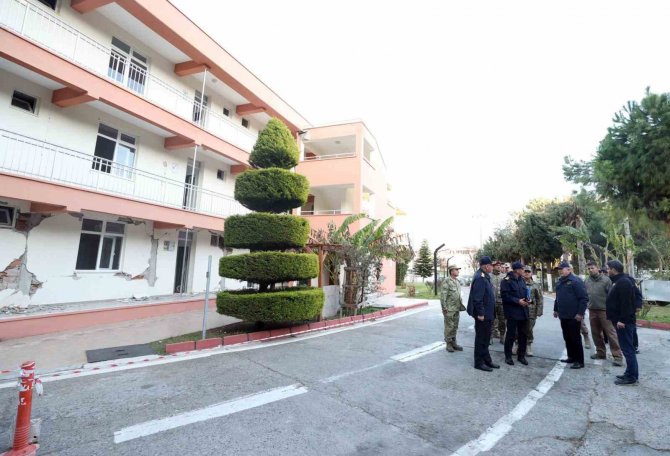Bakan Akar, Arsuz’da Depremzedelerin Taleplerini Dinledi