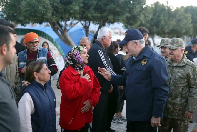 Bakan Akar, Arsuz’da Depremzedelerin Taleplerini Dinledi