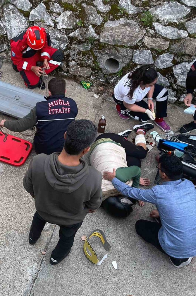 Motosiklet Sürücüsü Su Kanalına Uçtu