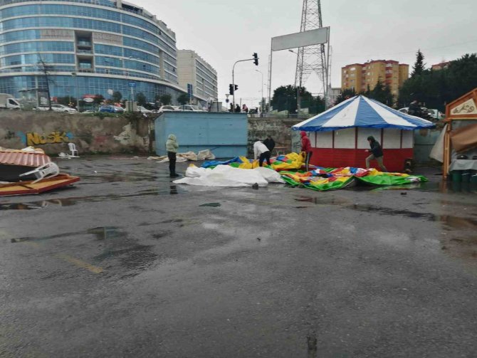 Pendik’te Şişme Kaydırak, Standın Üzerine Devrildi: 3 Çocuk Yaralandı
