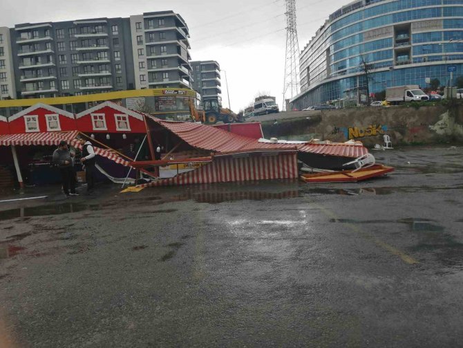 Pendik’te Şişme Kaydırak, Standın Üzerine Devrildi: 3 Çocuk Yaralandı