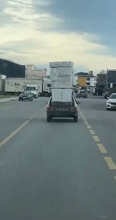 Otomobile Yüklediği Eşyalar İle Tehlikeye Davetiye Çıkardı