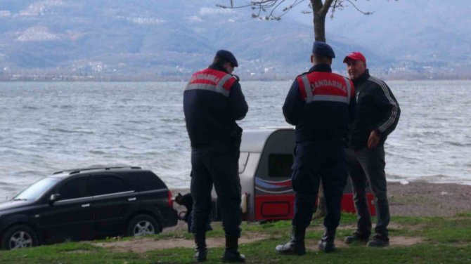 Sapanca Gölü’nde Kano Alabora Oldu: 2 Kişi Yüzerek Kıyıya Çıktı