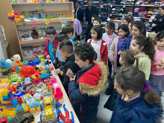 Sındırgılı Öğrenciler, Depremzede Kardeşlerine Yardım Gönderdi