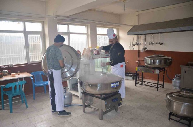 Yıllardır Düğün Ve Taziye Yemeklerini Ücretsiz Veriyor