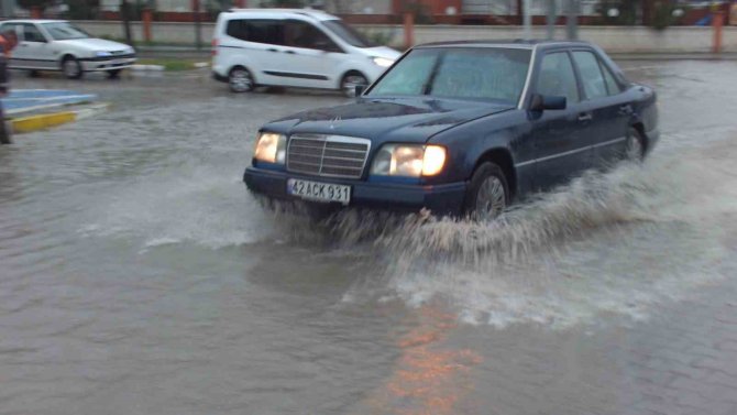 Burhaniye’de Sağanak Yağmur Yolları Göle Çevirdi