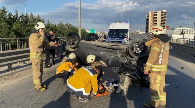 Sultanbeyli’de Bariyerlere Çarpan Araç Takla Attı: 2 Yaralı