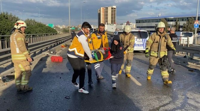 Sultanbeyli’de Bariyerlere Çarpan Araç Takla Attı: 2 Yaralı