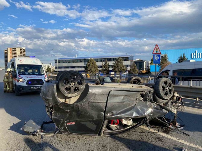 Sultanbeyli’de Bariyerlere Çarpan Araç Takla Attı: 2 Yaralı