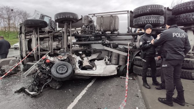 Sultangazi’de Kaza Yapan Beton Mikseri Otomobilin Üzerine Devrildi: 2 Yaralı