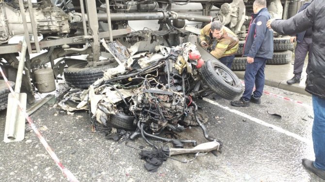 Sultangazi’de Kaza Yapan Beton Mikseri Otomobilin Üzerine Devrildi: 2 Yaralı