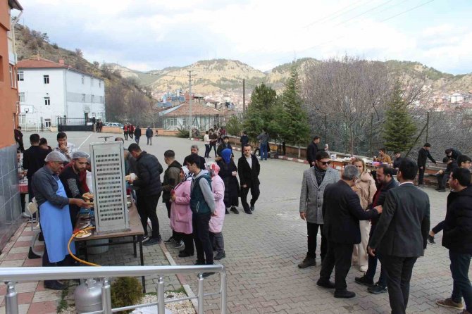 Öğrenci, Öğretmen Ve Velilerden Depremzedeler İçin Yardım Kampanyası