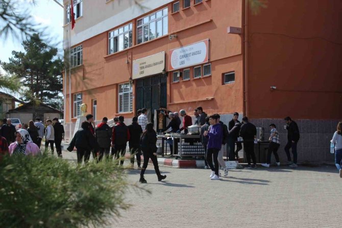 Öğrenci, Öğretmen Ve Velilerden Depremzedeler İçin Yardım Kampanyası