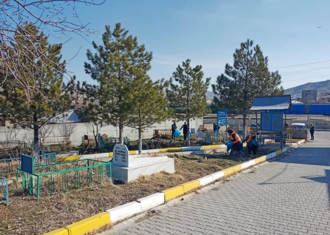 Van’da Mezarlıklarda Bahar Temizliği