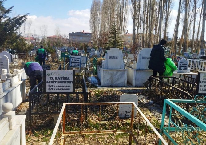 Van’da Mezarlıklarda Bahar Temizliği