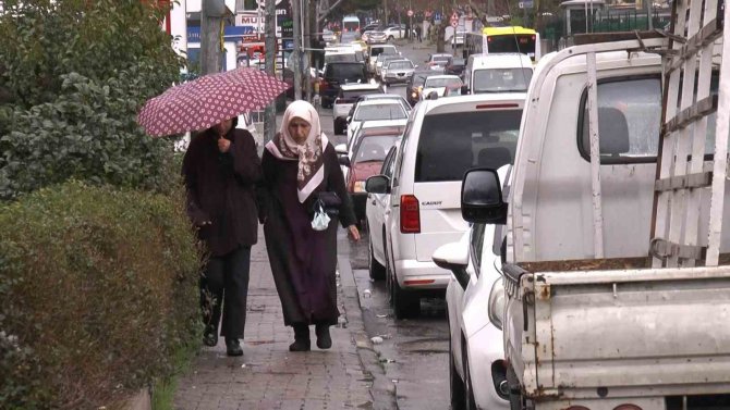 İ̇stanbul’da Etkili Olan Şiddetli Rüzgar Ağaçları Devirdi
