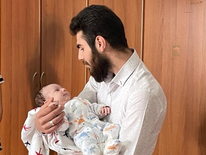 Henüz 6 Günlükken Depremzede Olan Bebek, Ailesine Teslim Edildi