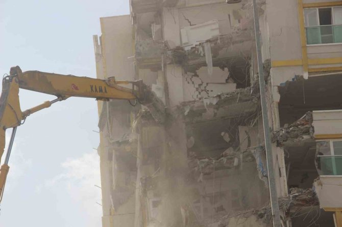 Yıkımı Gerçekleştirilen Bina, İş Makinesinin Üzerine Devrildi