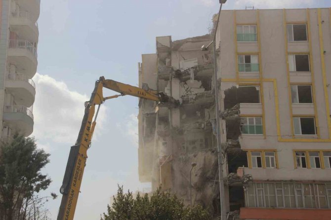 Yıkımı Gerçekleştirilen Bina, İş Makinesinin Üzerine Devrildi