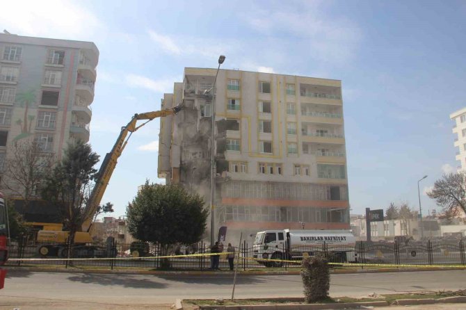 Yıkımı Gerçekleştirilen Bina, İş Makinesinin Üzerine Devrildi