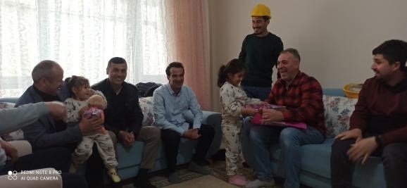 Madenciler Depremin 36’ıncı Saatinde Kurtardıkları Aileyi Ziyaret Etti