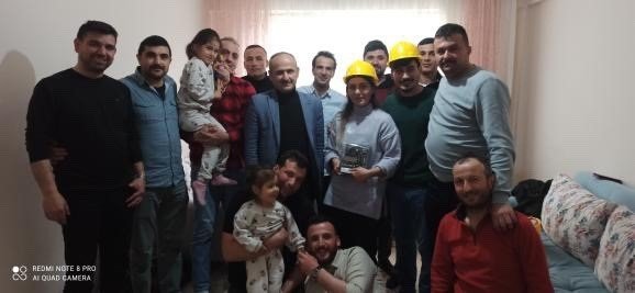 Madenciler Depremin 36’ıncı Saatinde Kurtardıkları Aileyi Ziyaret Etti