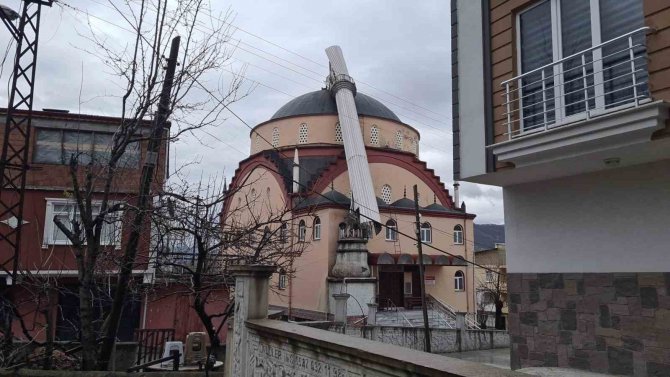 Fırtına Caminin Minaresini Yıktı, Korku Dolu Anlar Yaşandı