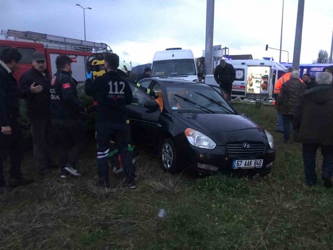 Minibüs Önündeki Otomobile Arkadan Çarptı: 1 Yaralı