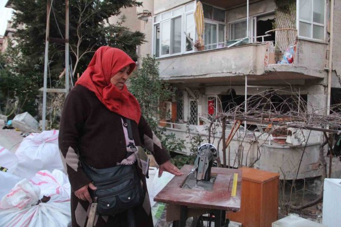 Evi Enkaza Döndü, 47 Yıllık Dikiş Makinesini Bırakmadı
