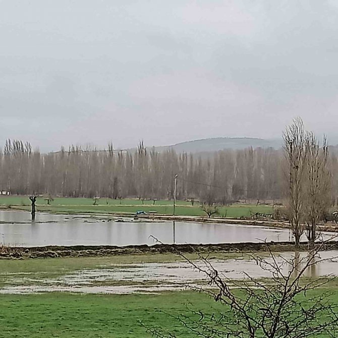 2 Gündür Devam Eden Yağışlar Gediz Çayı’nı Taşırdı