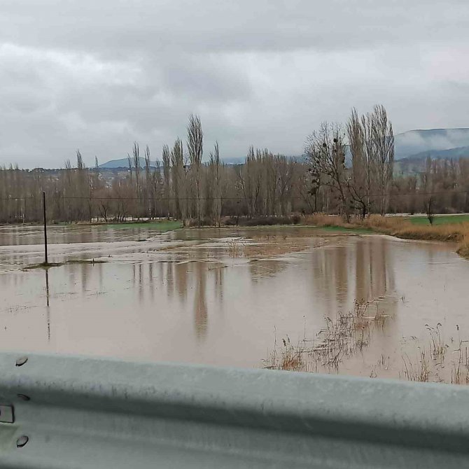 2 Gündür Devam Eden Yağışlar Gediz Çayı’nı Taşırdı