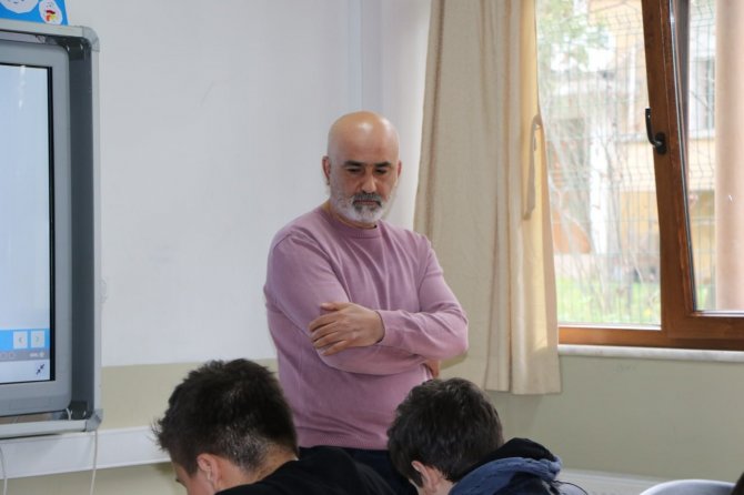 23 Yakınının Acısını Yüreğine Gömüp, Öğrencilerini Lgs’ye Hazırlıyor