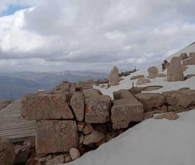 Nemrut Dağı’ndaki Heykeller Depremde Zarar Görmedi