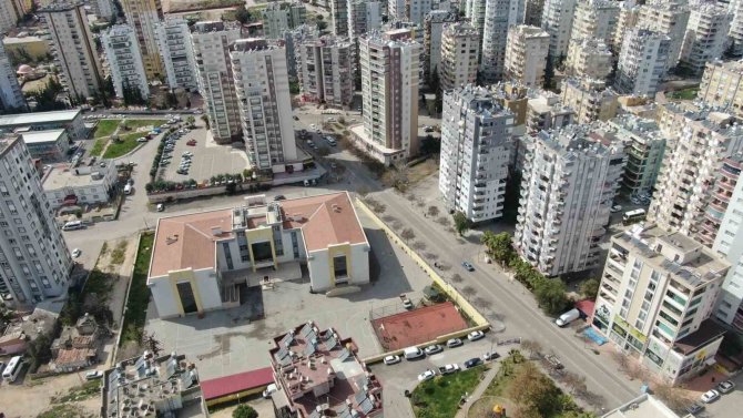 Okulun Yanı Başındaki Ağır Hasarlı Bina Öğrencileri Tedirgin Ediyor