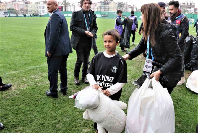 Depremzede Çocuklar İçin Sahaya Oyuncak Attılar