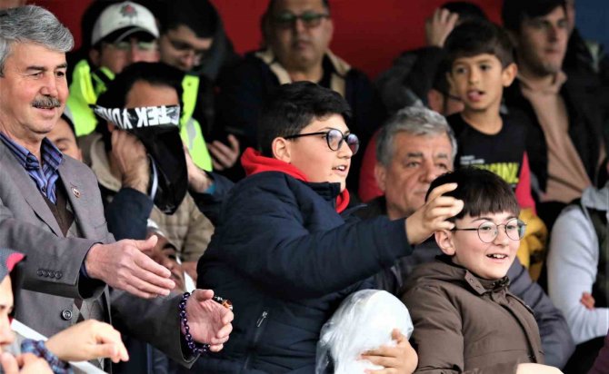 Depremzede Çocuklar İçin Sahaya Oyuncak Attılar