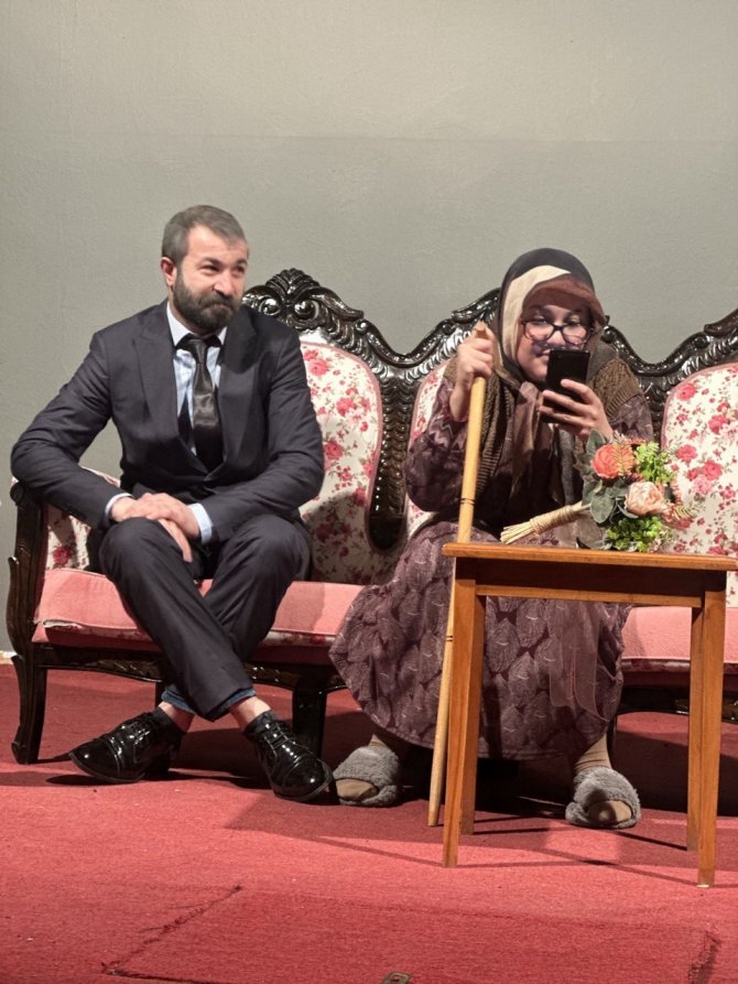 Ardahanlı Tiyatro Grubu Depremzedeler İçin Sahne Aldı