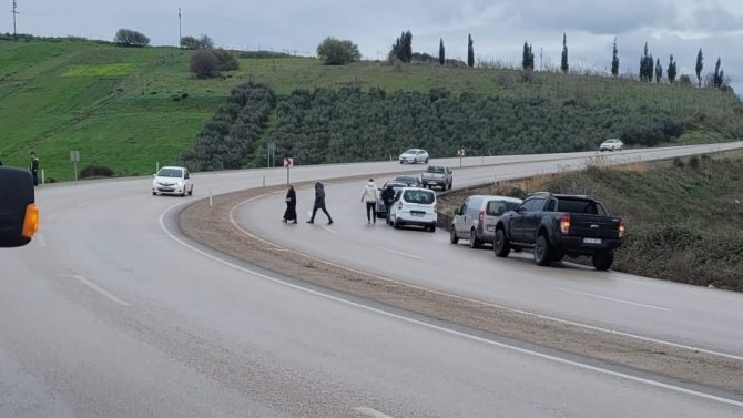 Bandırma’da Trafik Kazası: Araç Tarlaya Uçtu, 2 Kişi Yaralandı