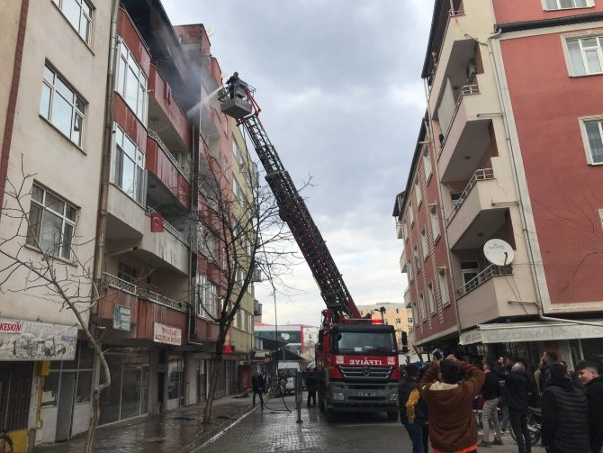 Iğdır’da Bir Binanın 4. Katında Çıkan Yangına Su Bidonu İle Müdahale