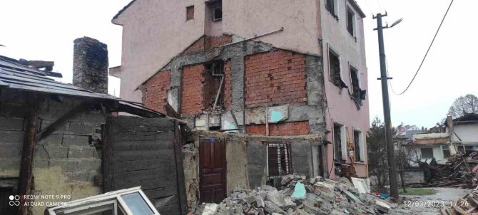 Yıkım Kararı Verilen Evden Ahşap Malzeme Almak İsteyen 2 Kişi Göçük Altında Kaldı