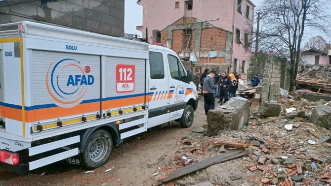 Yıkım Kararı Verilen Evden Ahşap Malzeme Almak İsteyen 2 Kişi Göçük Altında Kaldı